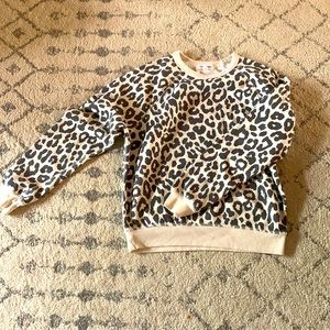Cute lightweight sweatshirt with animal print detail.